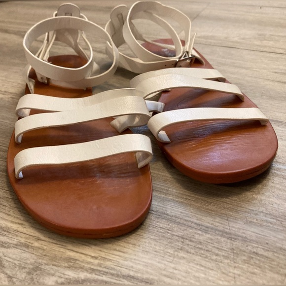 NEW Bamboo Moondance Gladiator Flat Sandals White Strappy Brown Adjustable Strap - Picture 5 of 7